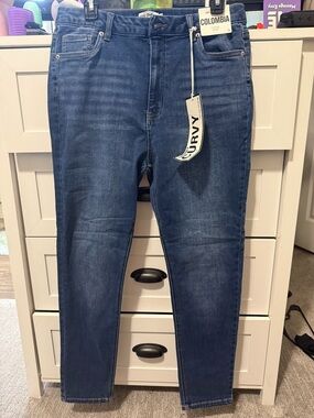 refuge High-Rise Curvy Jeans in Dark Blue Wash